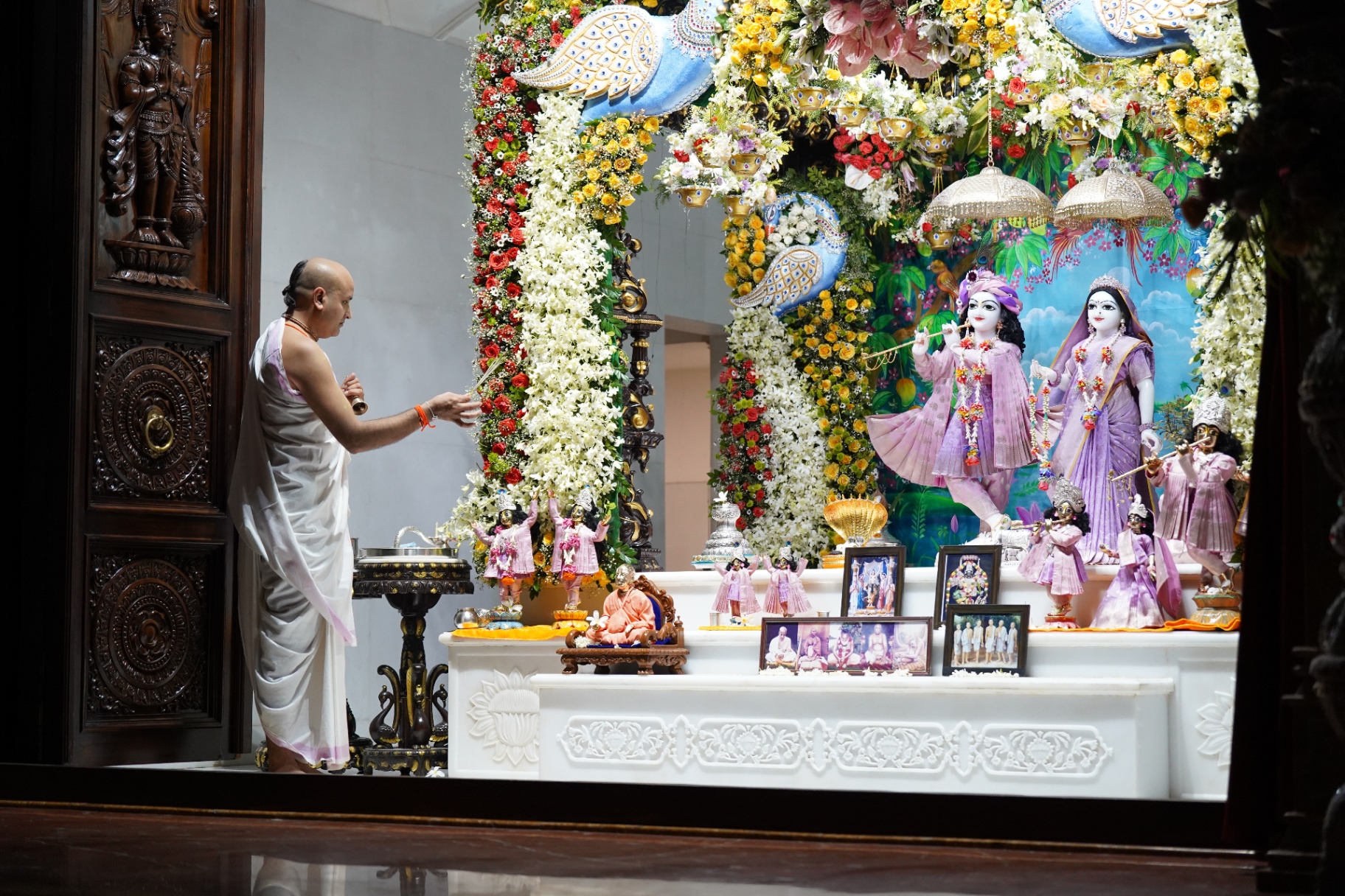 Aarti before the divine altar